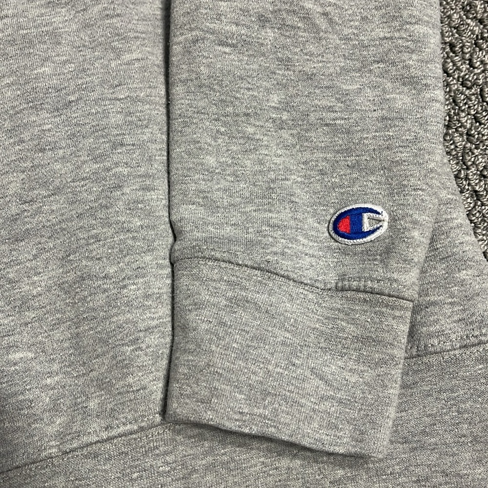 Essential Champion Crewneck - Picture 3 of 4